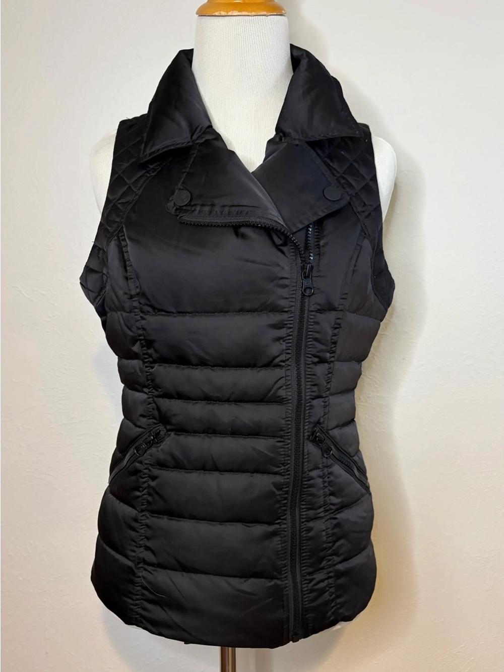 Blanc Noir Solitaire Sleeveless Down Puffer Vest in Black